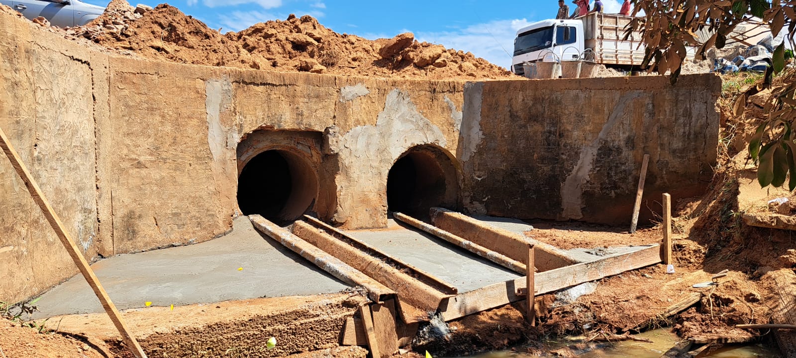 Para evitar transbordo: Prefeitura de Brasileia realiza instalação de linha de bueiros no Igarapé Balanço