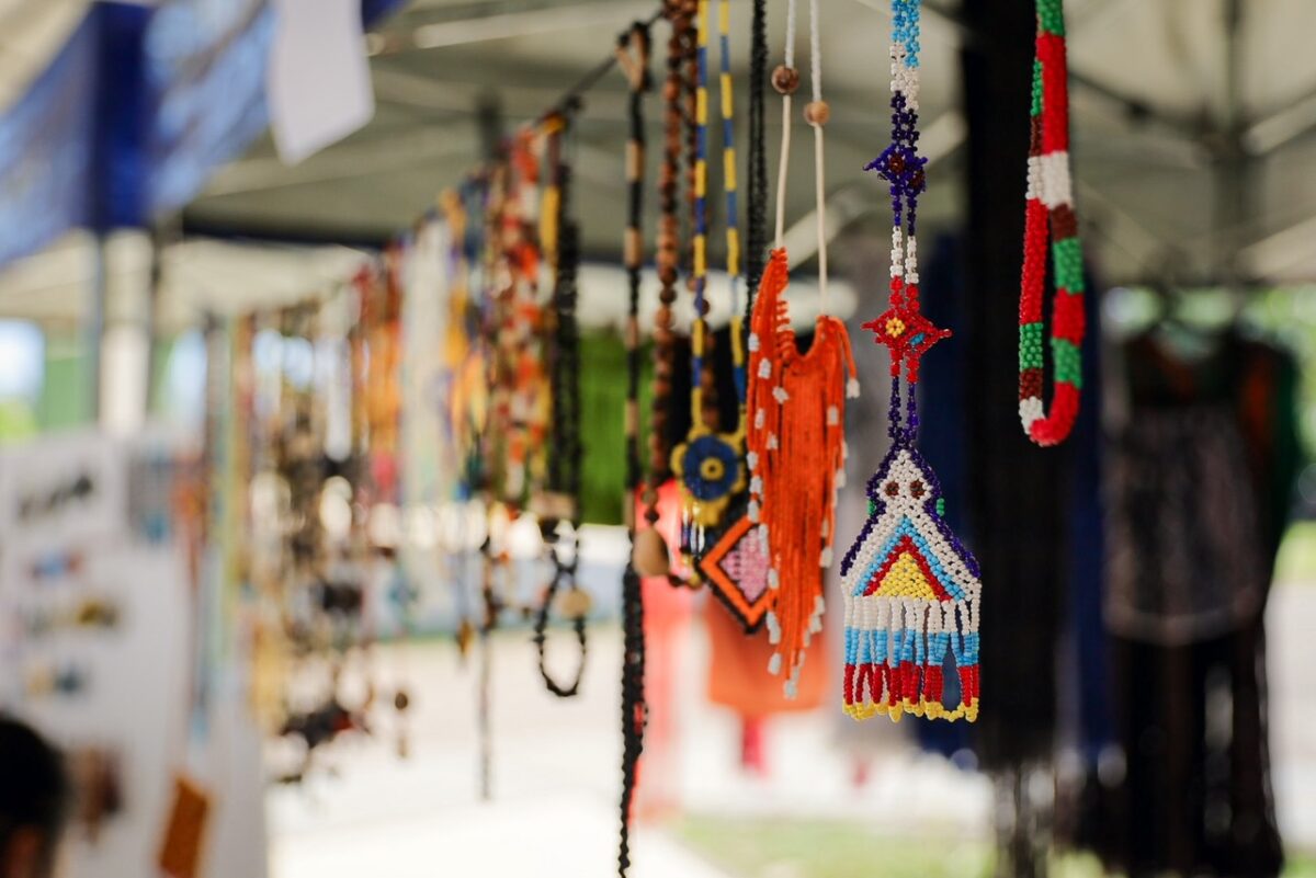 Artesanato indígena representa culturas e fomenta economia no I Fórum Indígena do Acre
