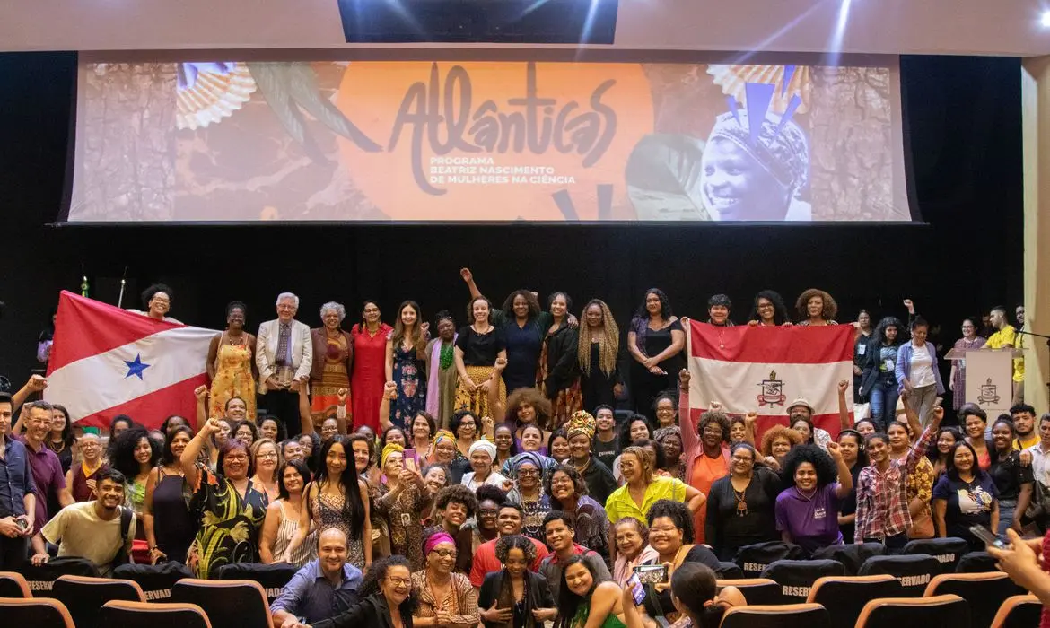 Programa oferece bolsas no exterior para negras, indígenas e ciganas