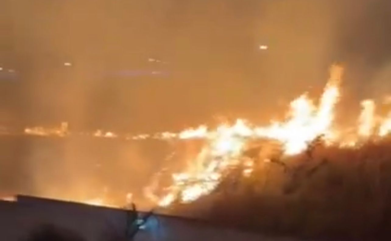 Imagens mostram incêndio em terreno baldio próximo ao Supermercado Assaí