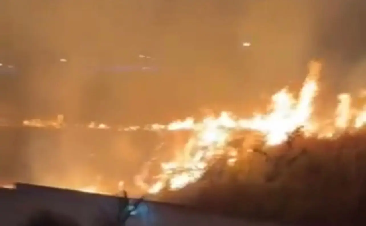 Imagens mostram incêndio em terreno baldio próximo ao Supermercado Assaí