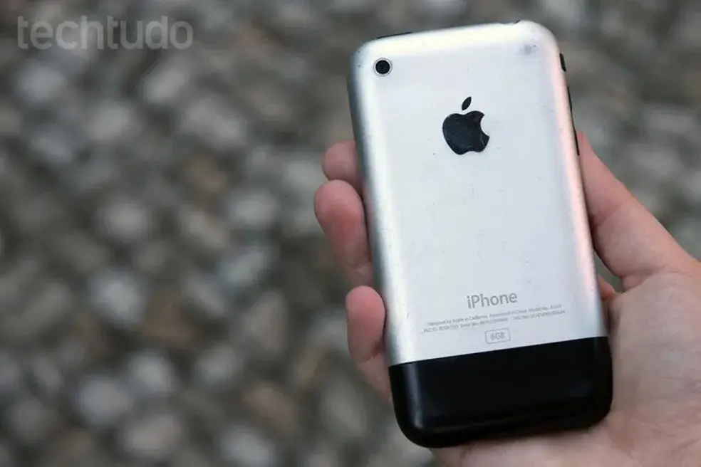 Primeiro iPhone é leiloado por quase R$ 1 milhão; veja preço de lançamento