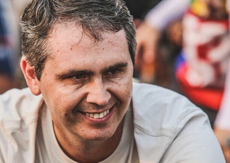 Marcus Alexandre publica foto beijando engenheira e se declara: “É sobre amor”