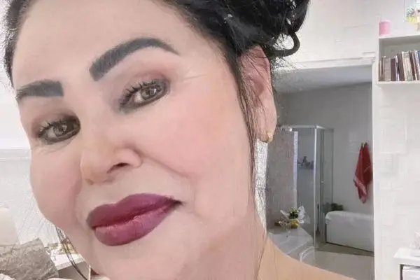 Mãe de Eduardo Costa exibe novo visual e quer ser influencer