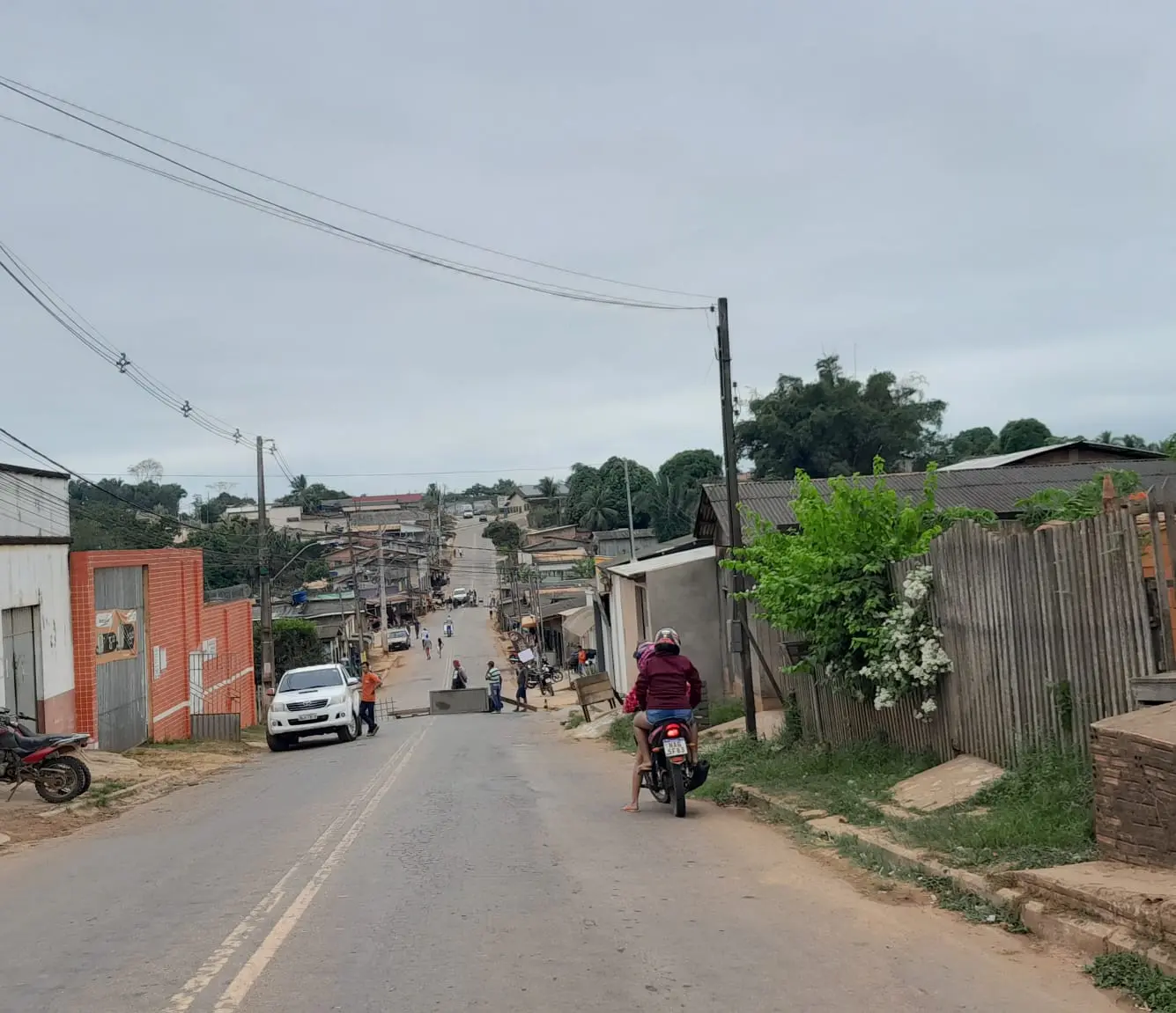 Após vários acidentes, moradores interditam rua de Sena Madureira em protesto