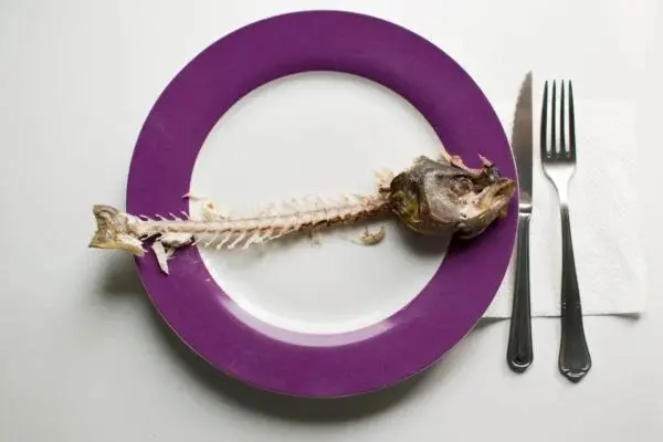 Homem é infectado com bactéria e descobre espinha de peixe no coração