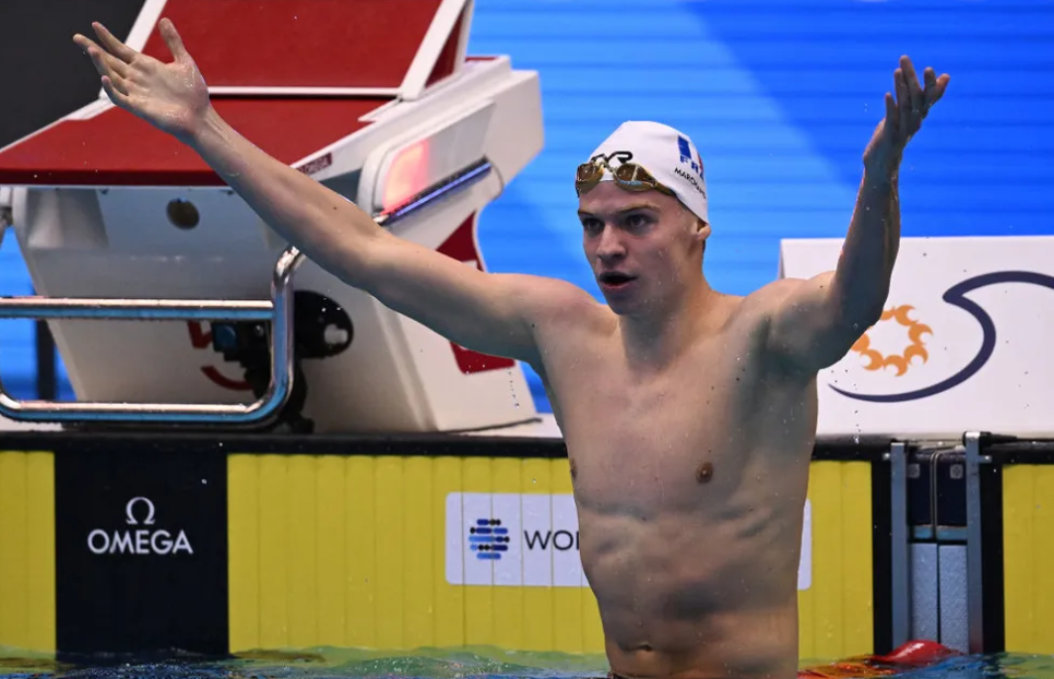 Francês de 21 anos quebra recorde mundial de Michael Phelps