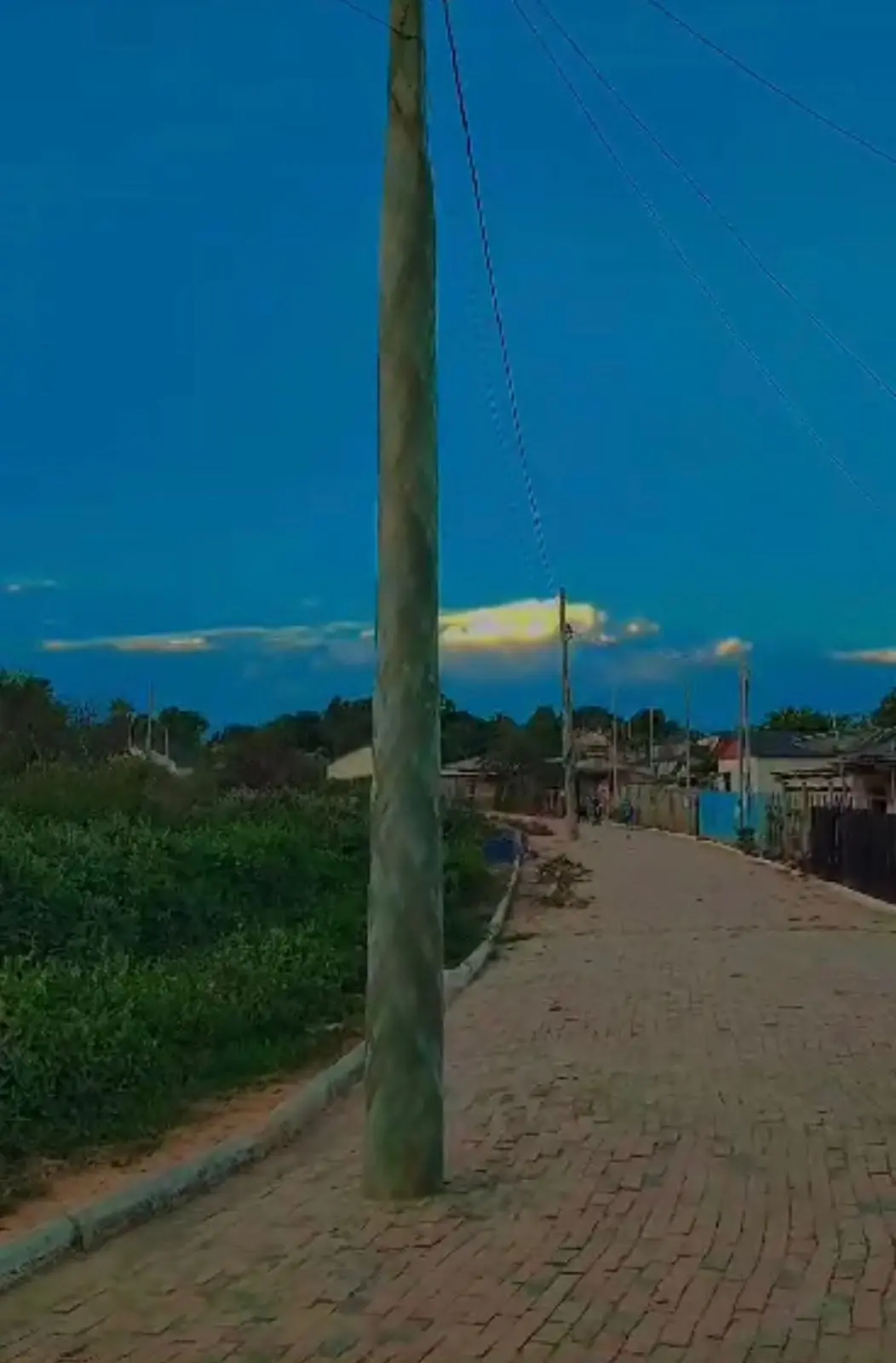 VÍDEO: postes são construídos no meio da rua, e situação revolta moradores