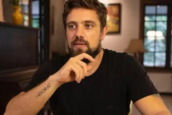 Rafael Cardoso descobre que será pai logo após reatar com ex, diz site