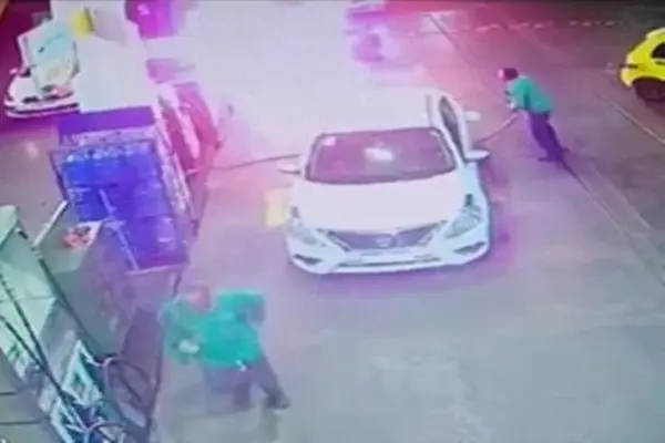 Vídeo mostra momento em que bomba de combustível explode em posto; veja