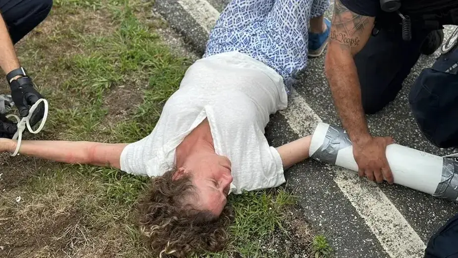 Herdeira da Disney é presa em protesto contra uso de jatinhos: ‘Sei que é difícil abrir mão’