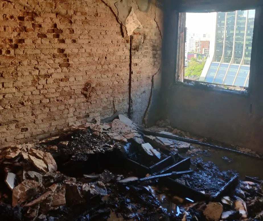 Laudo mostra destruição no apartamento de Zé Celso após incêndio; veja fotos
