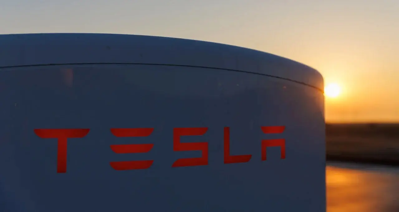 Elon Musk quer acabar com a energia elétrica; entenda os planos do bilionário para a Tesla
