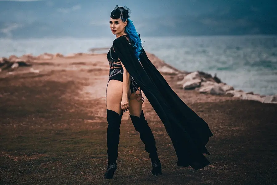 Mulher que se diz vampira exibe documento com data de nascimento de 640 anos atrás
