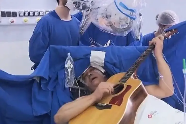 Produtor musical toca violão enquanto é submetido a uma cirurgia de cérebro; assista