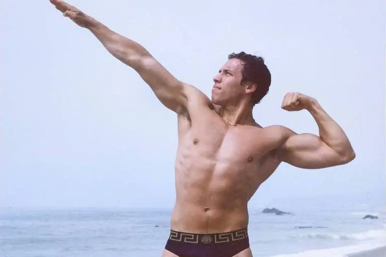 Fruto de caso extraconjugal, filho de Schwarzenegger impressiona por semelhança com ator