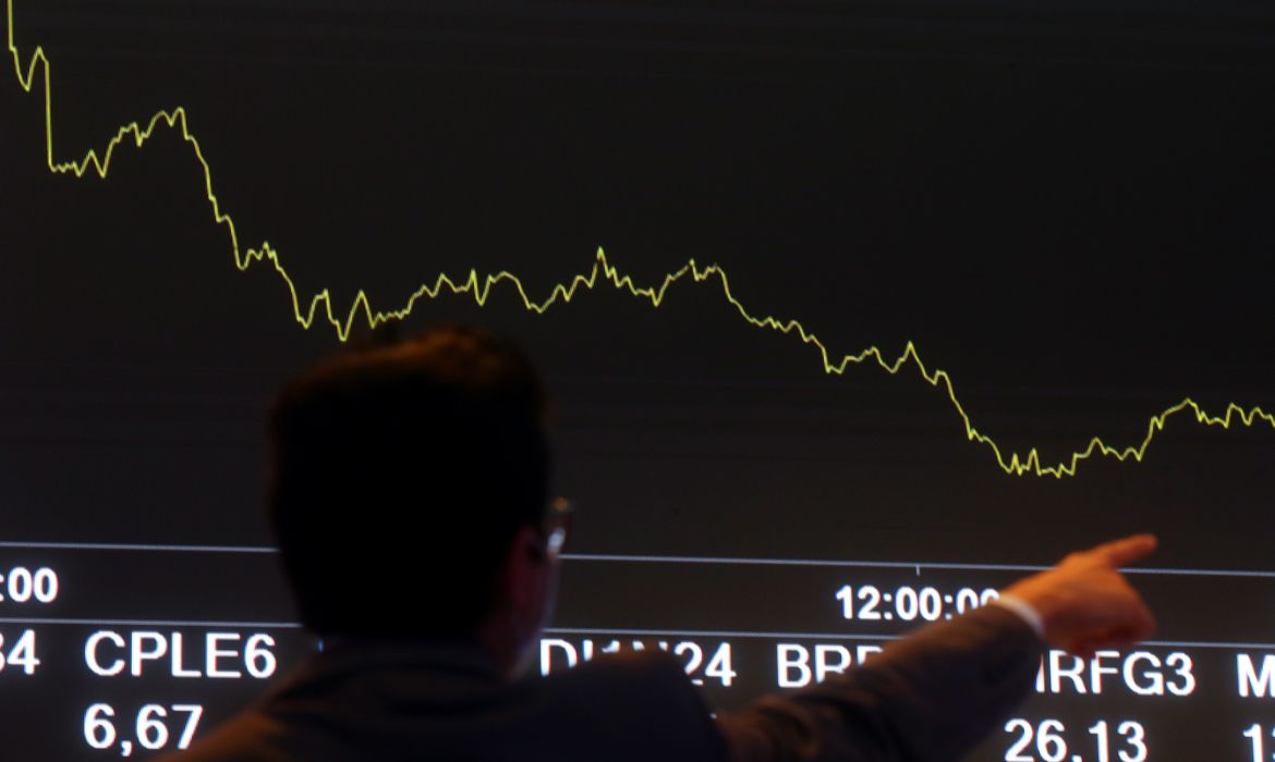 Dólar sobe para R$ 4,98 em mais um dia de turbulência no mercado