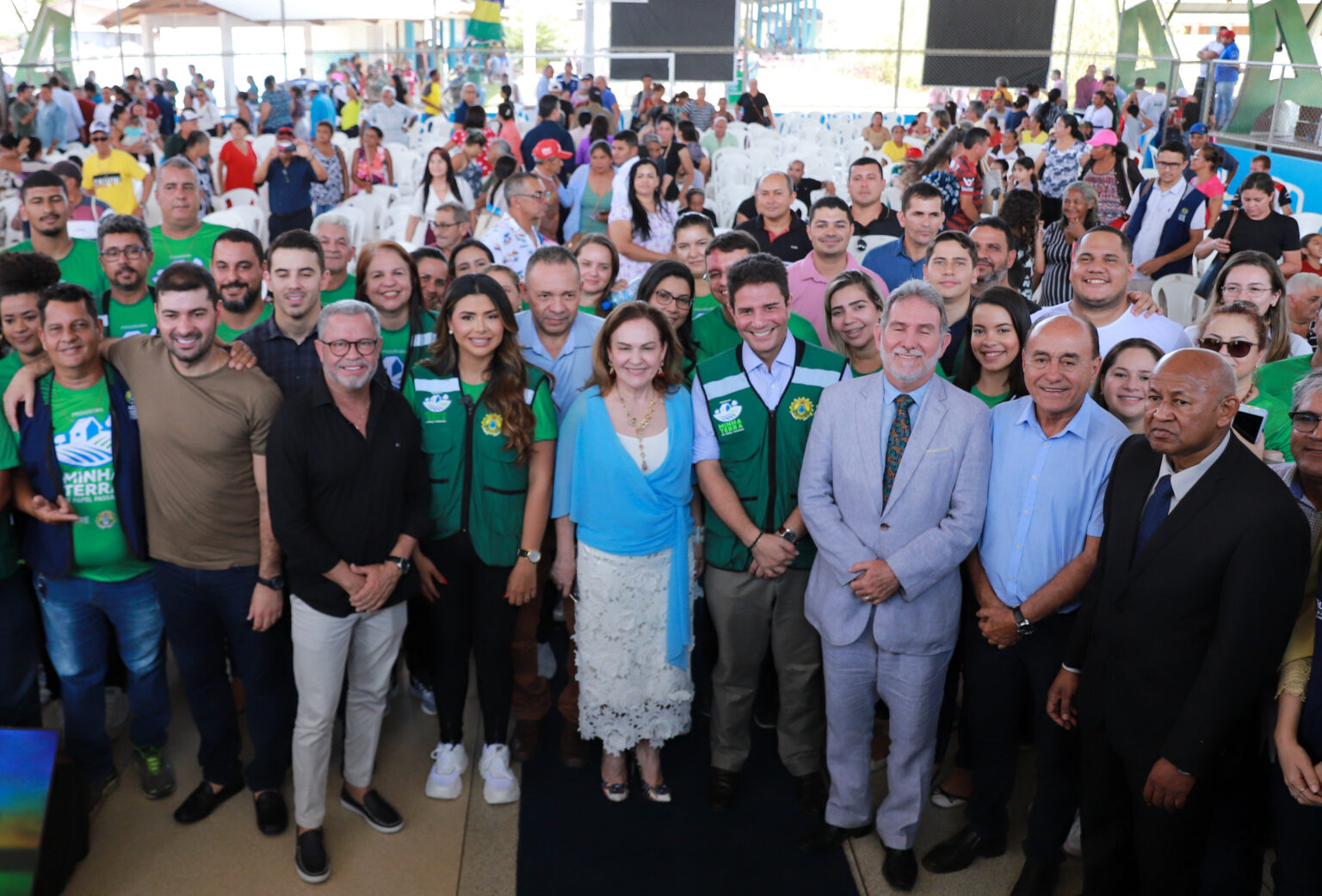 Mais 706 famílias de Rio Branco recebem títulos definitivos de propriedade pelo governo do Estado