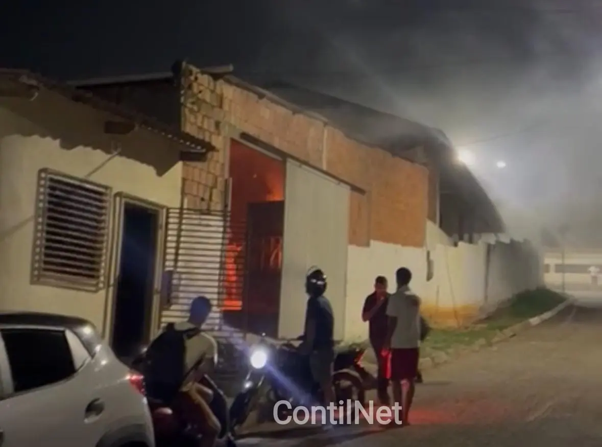Incêndio destrói parte de galpão de vendas em Rio Branco após quedas de energia