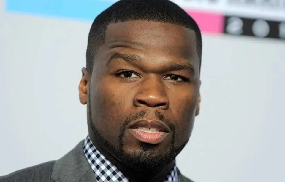 50 Cent arremessa microfone durante show e acerta fã na cabeça