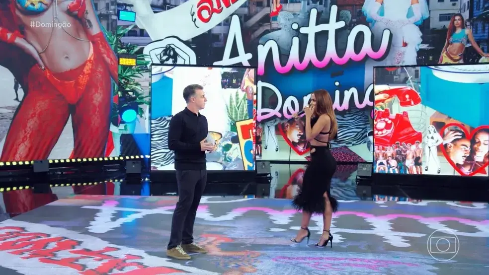 Anitta troca de roupa no palco do Domingão e Livia Andrade espia: ‘Ô lá em casa’