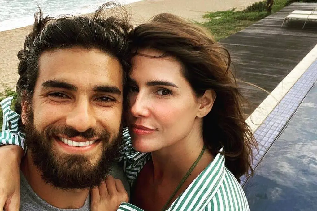 Déborah Secco revela frequência sexual com o marido e choca Sabrina Sato