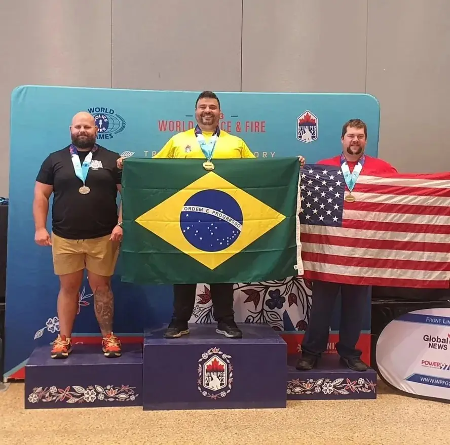 Policial mais forte do mundo, carioca levantou peso equivalente ao de um piano de cauda em competição no Canadá