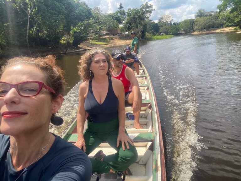 Roteirista de filme com Regina Casé e produtora de cinema fazem passeio no Rio Crôa