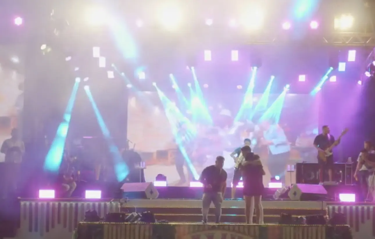 VÍDEO: no Acre, fã invade palco para abraçar Marcynho Sensação