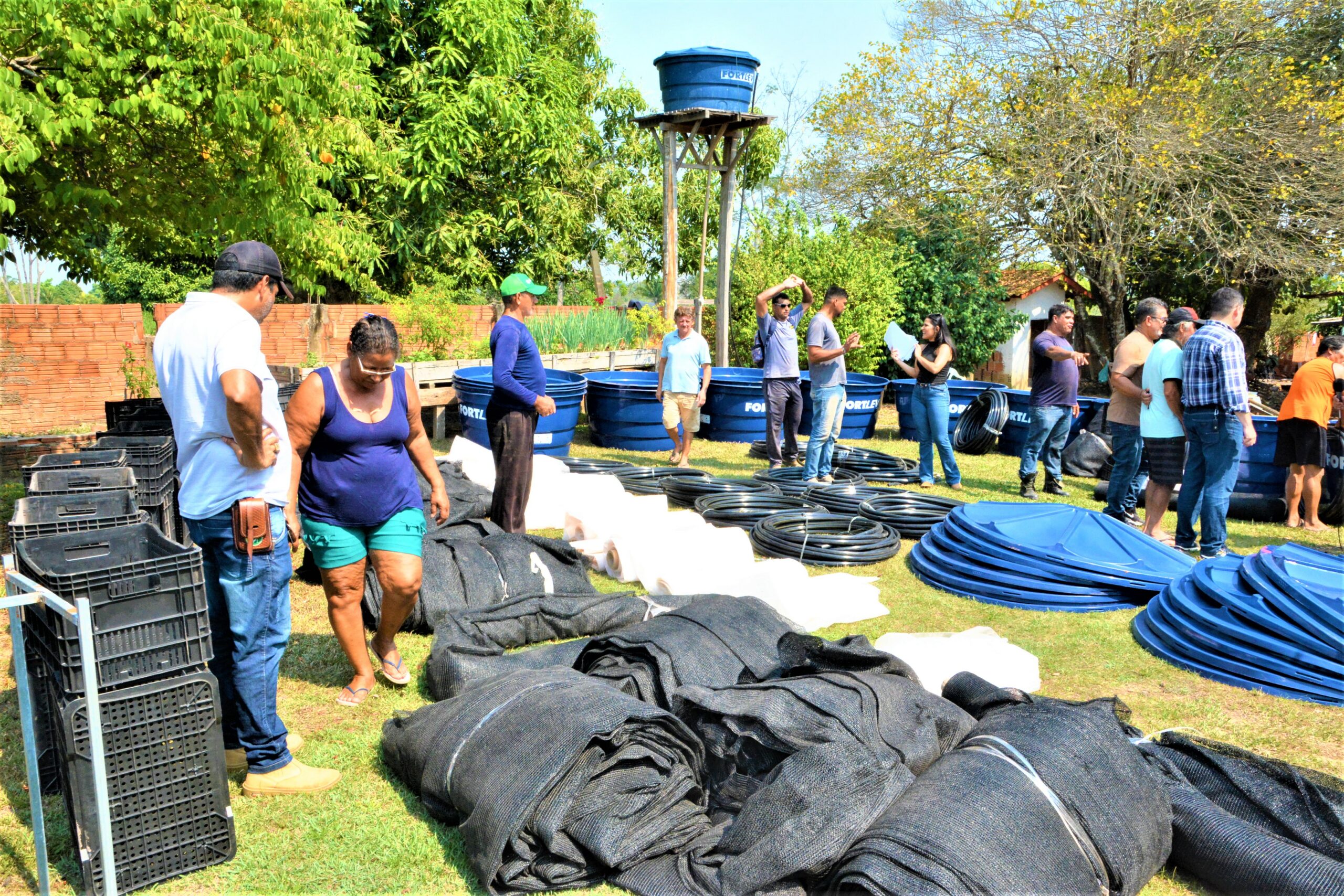 Prefeitura de Rio Branco entrega kits hortas para produtores do Jarbas passarinho