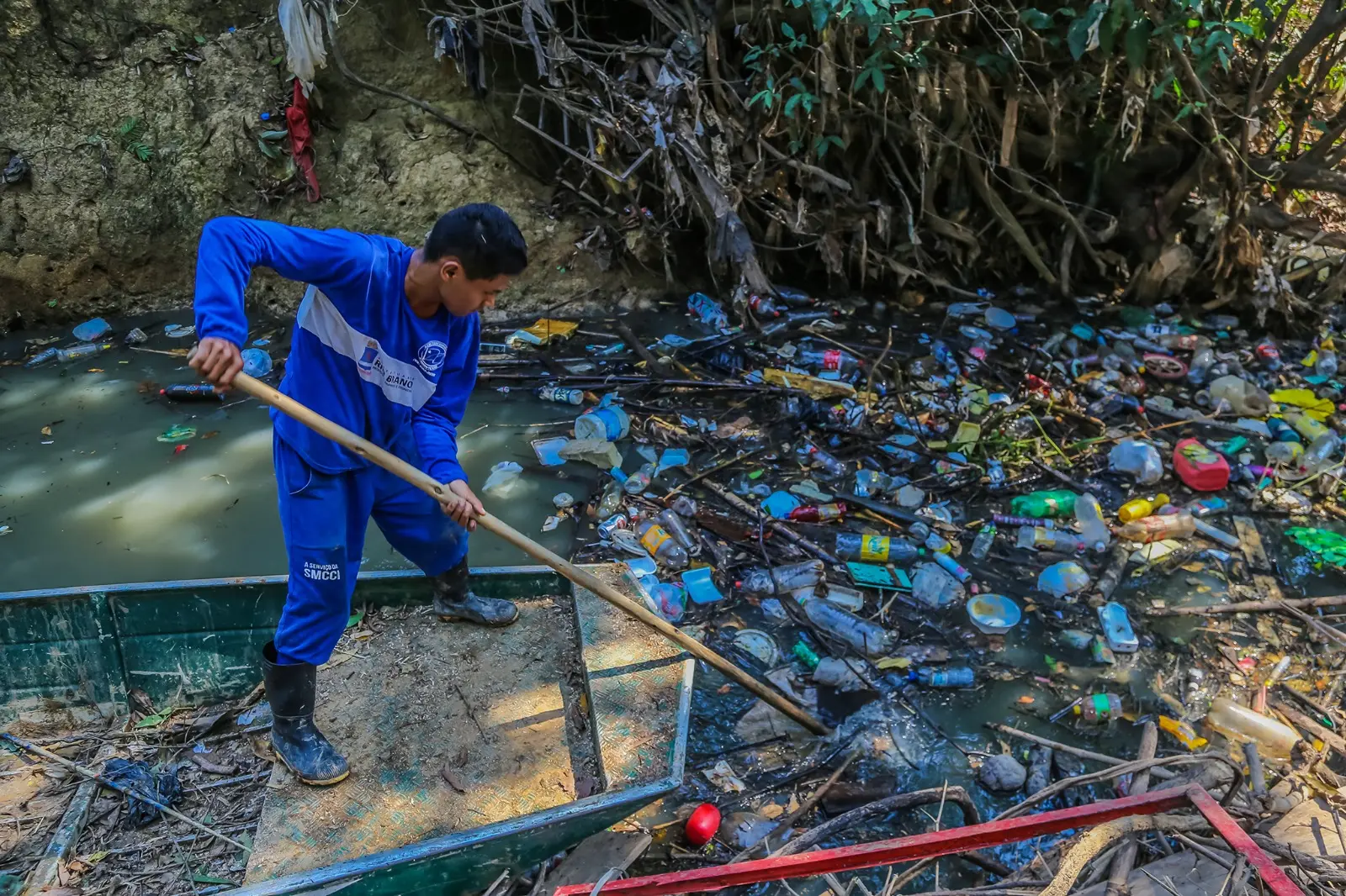 Prefeitura limpa igarapé São Francisco e seus afluentes