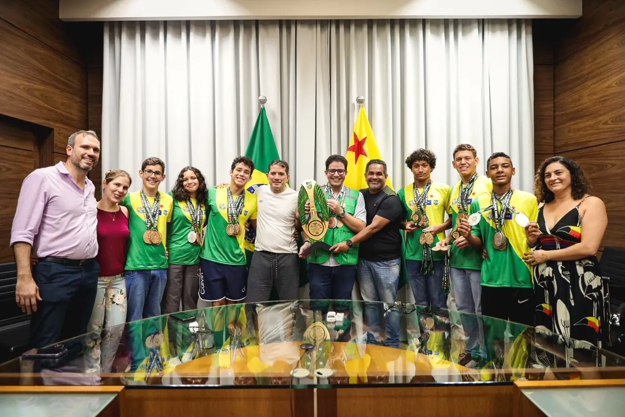 Gladson Cameli recebe delegação acreana campeã de torneio internacional de natação