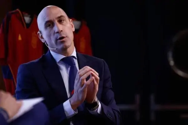 Presidente de federação é denunciado após dar beijo na boca de jogadora espanhola