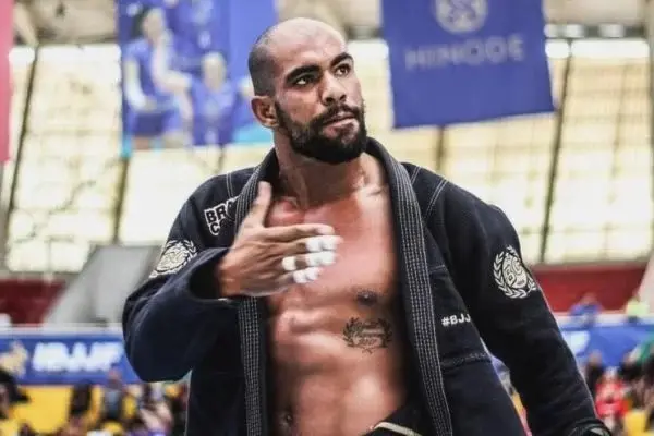 Quem é o tricampeão mundial de jiu-jítsu acusado de estupros e roubos