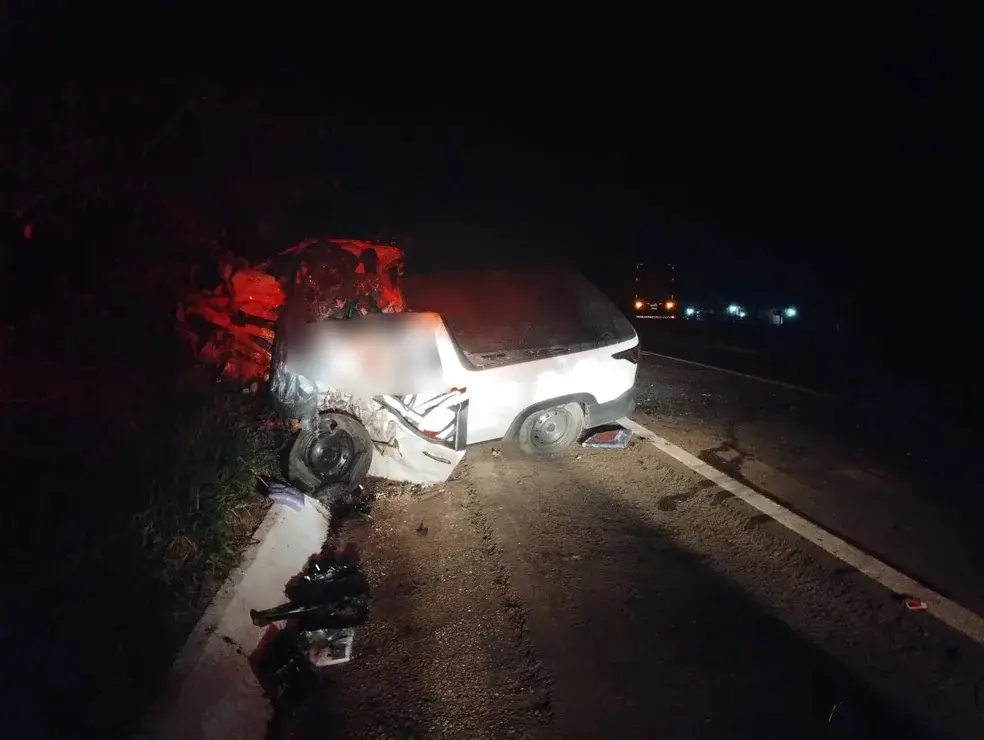 Picape bate em carreta de dupla sertaneja e motorista morre preso às ferragens