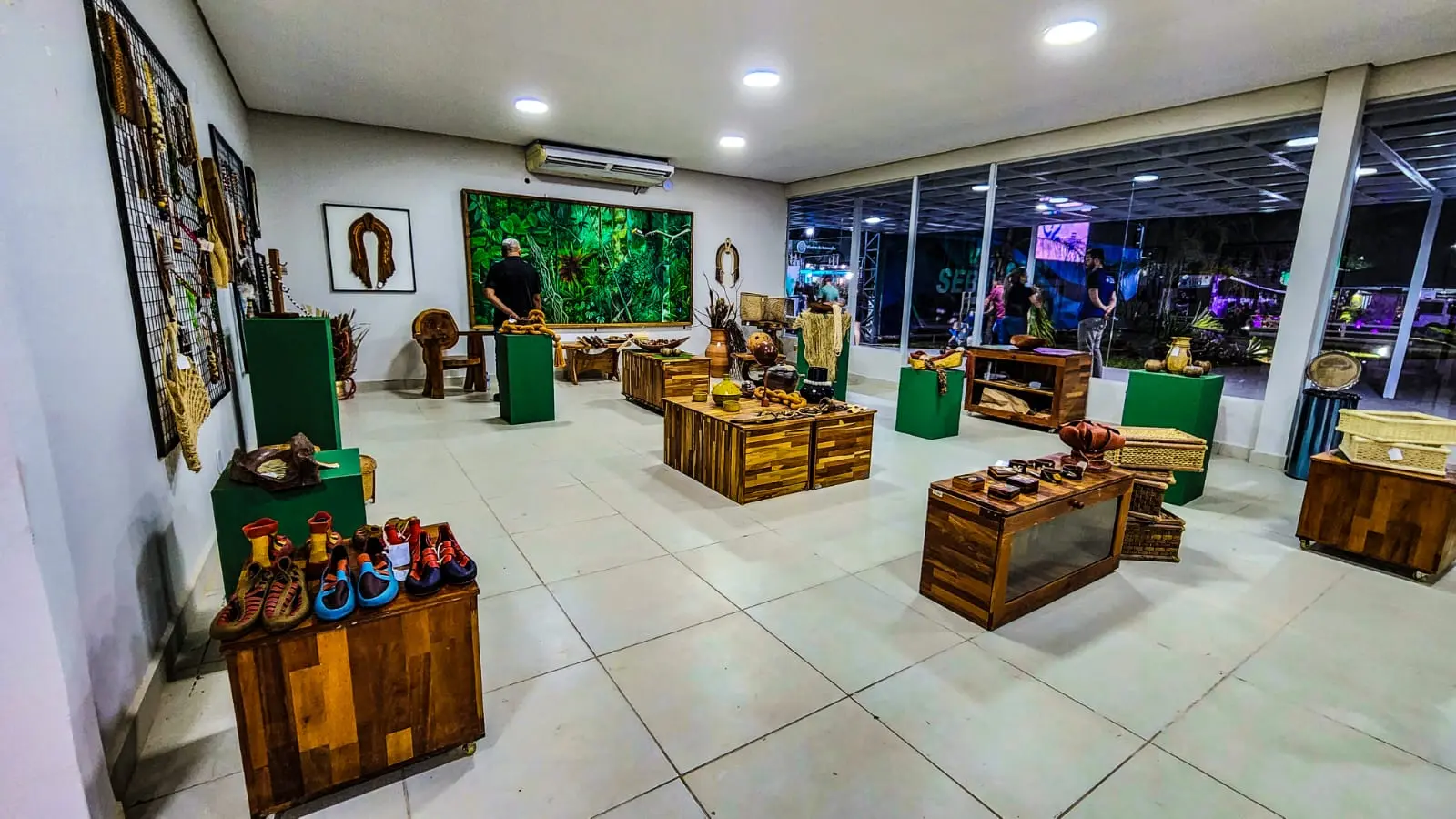 Loja conceito do Sebrae traz artesanato com borracha e marchetaria na Expoacre