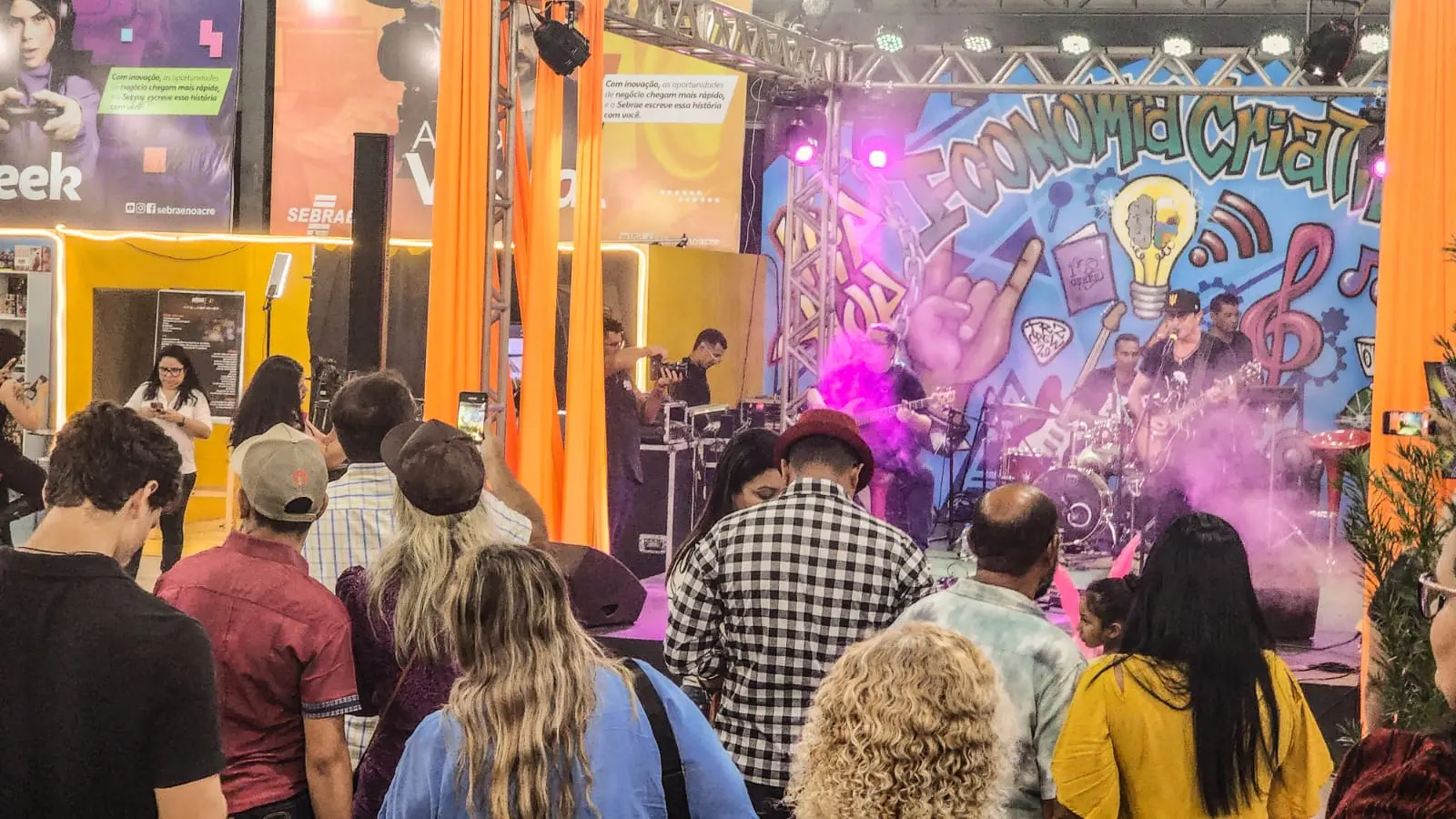 Rock e pop na Expoacre: show no palco do Sebrae anima visitantes