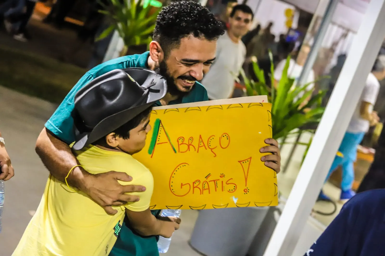 Ação ‘abraço grátis’ ganha o coração do público na Expoacre 2023