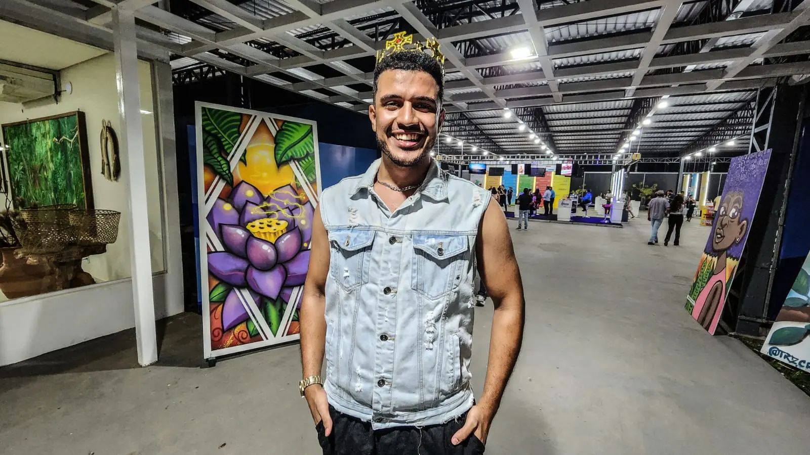‘Rei do Acre’: cantor faz divulgação de sua música com vídeos nas ruas