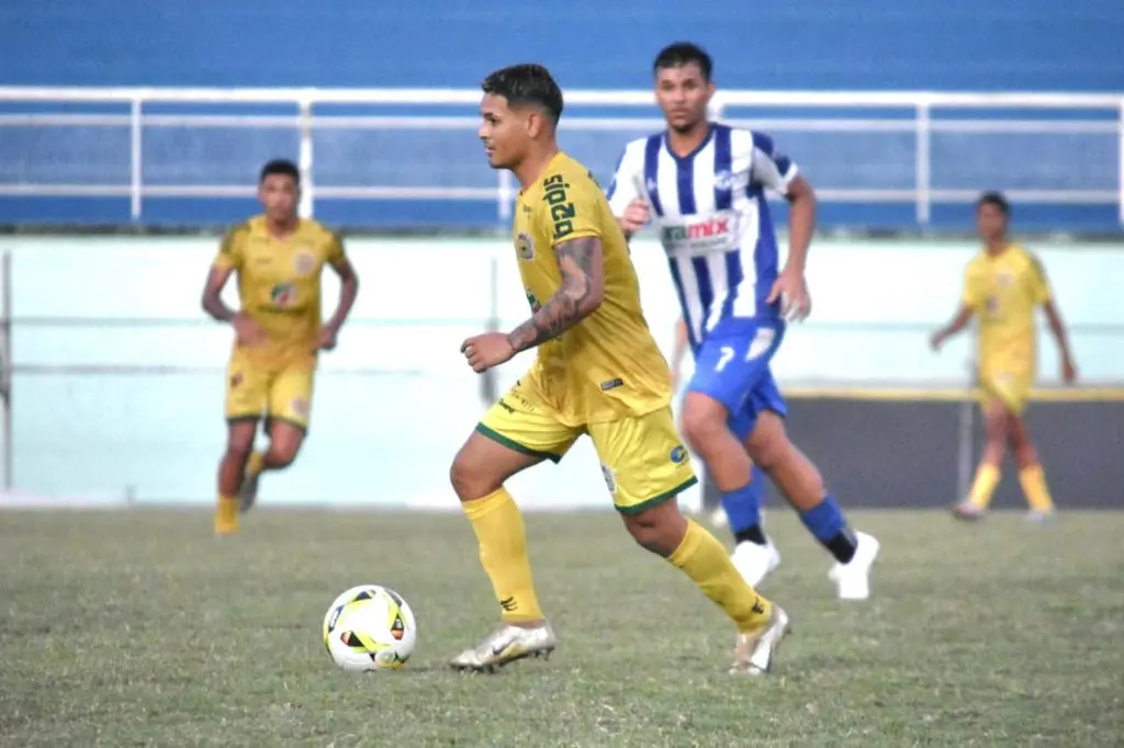 Kinho Brito comanda treino de bolas e define titulares do Galvez