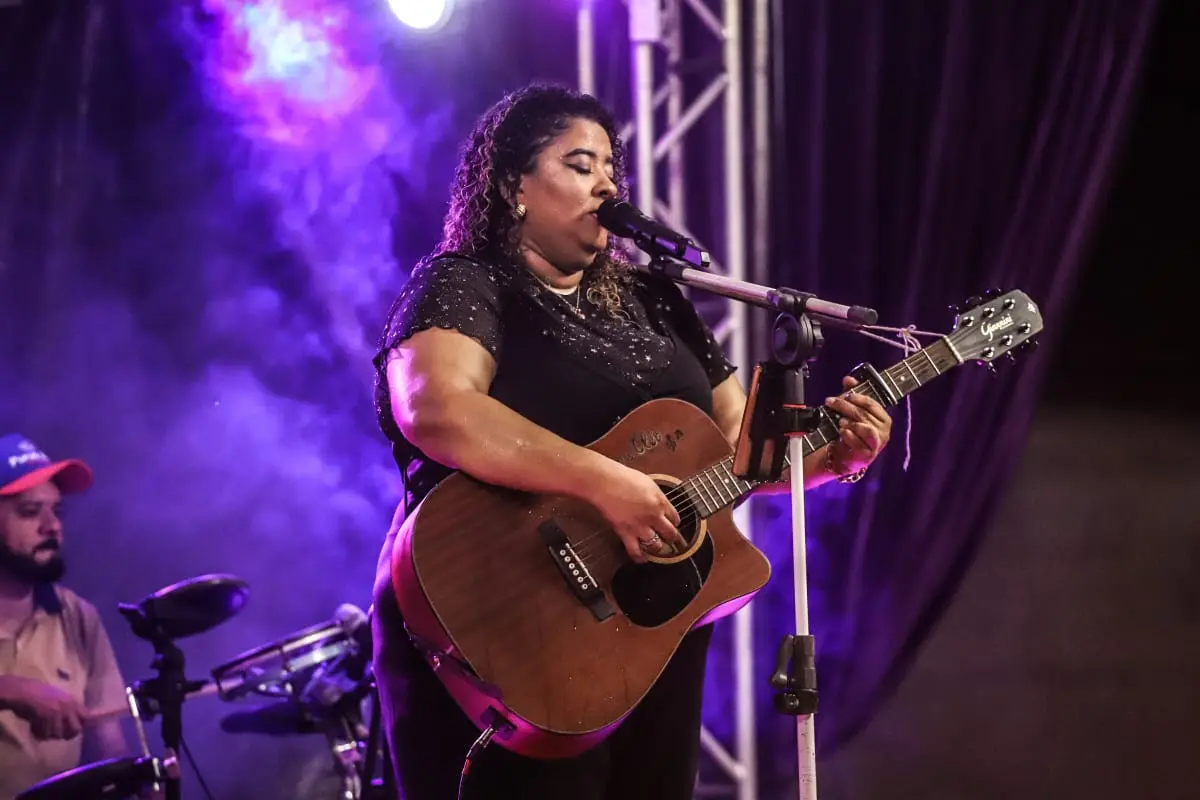 Bandas regionais se apresentam em palco alternativo e atrai público