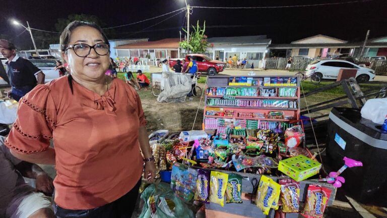 Acreana que criou três filhas vendendo bombons é ambulante no Festival do Açaí