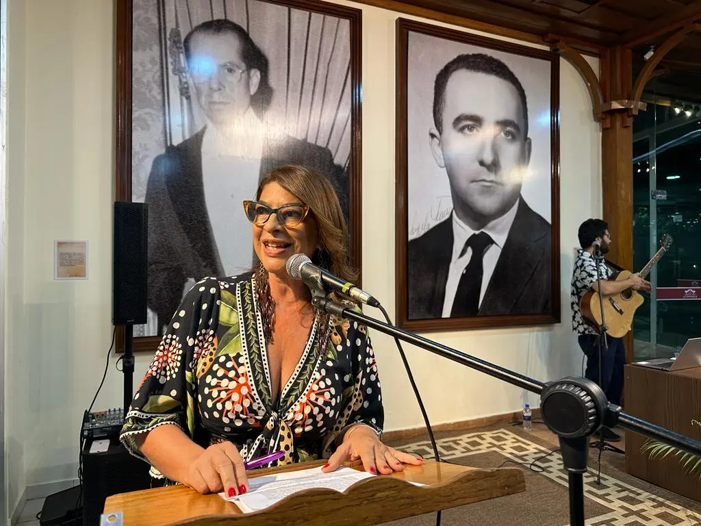 Jornalista Jackie Pinheiro é empossada presidente da associação dos colunistas do Acre
