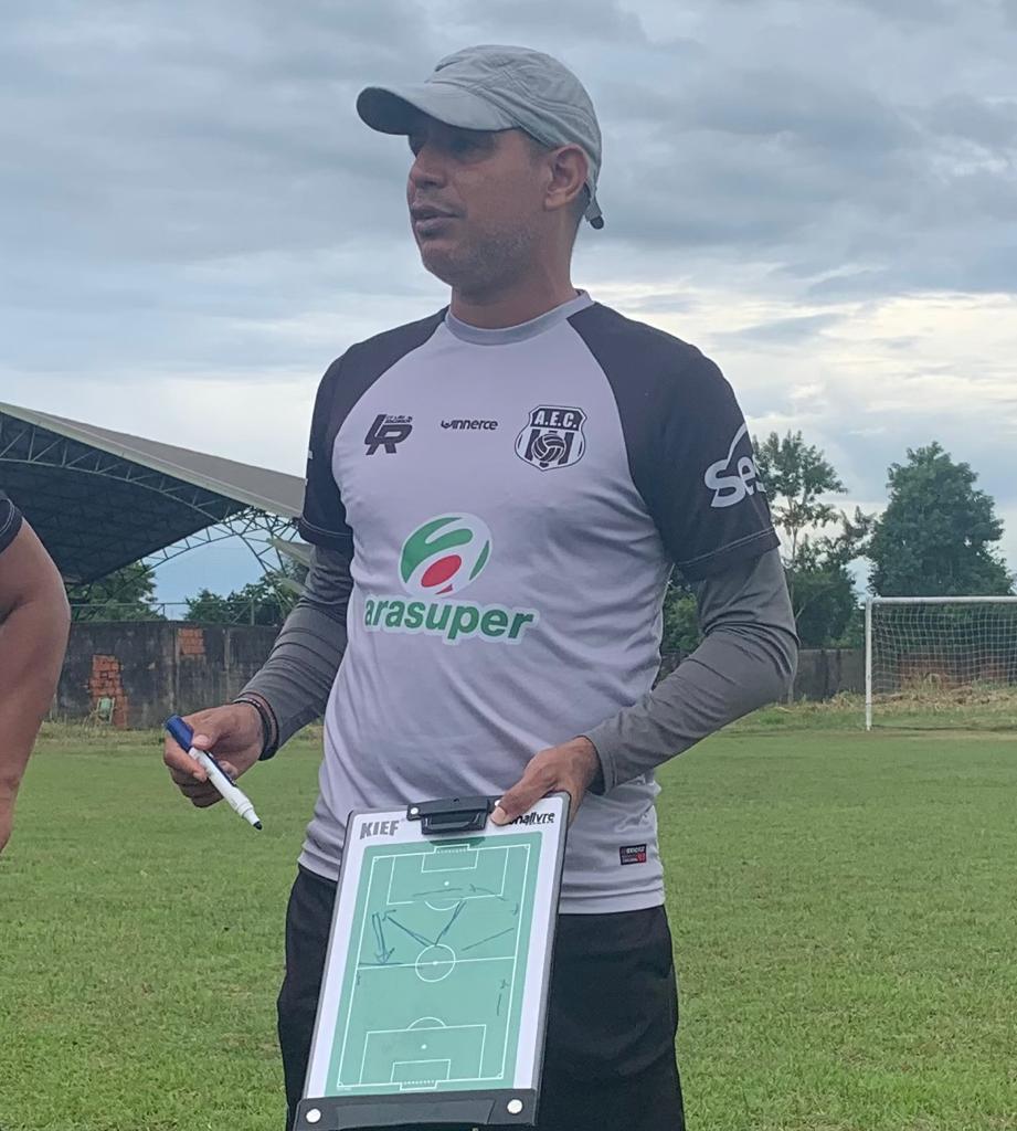 Santa Cruz fecha com volante do futebol gaúcho para finais