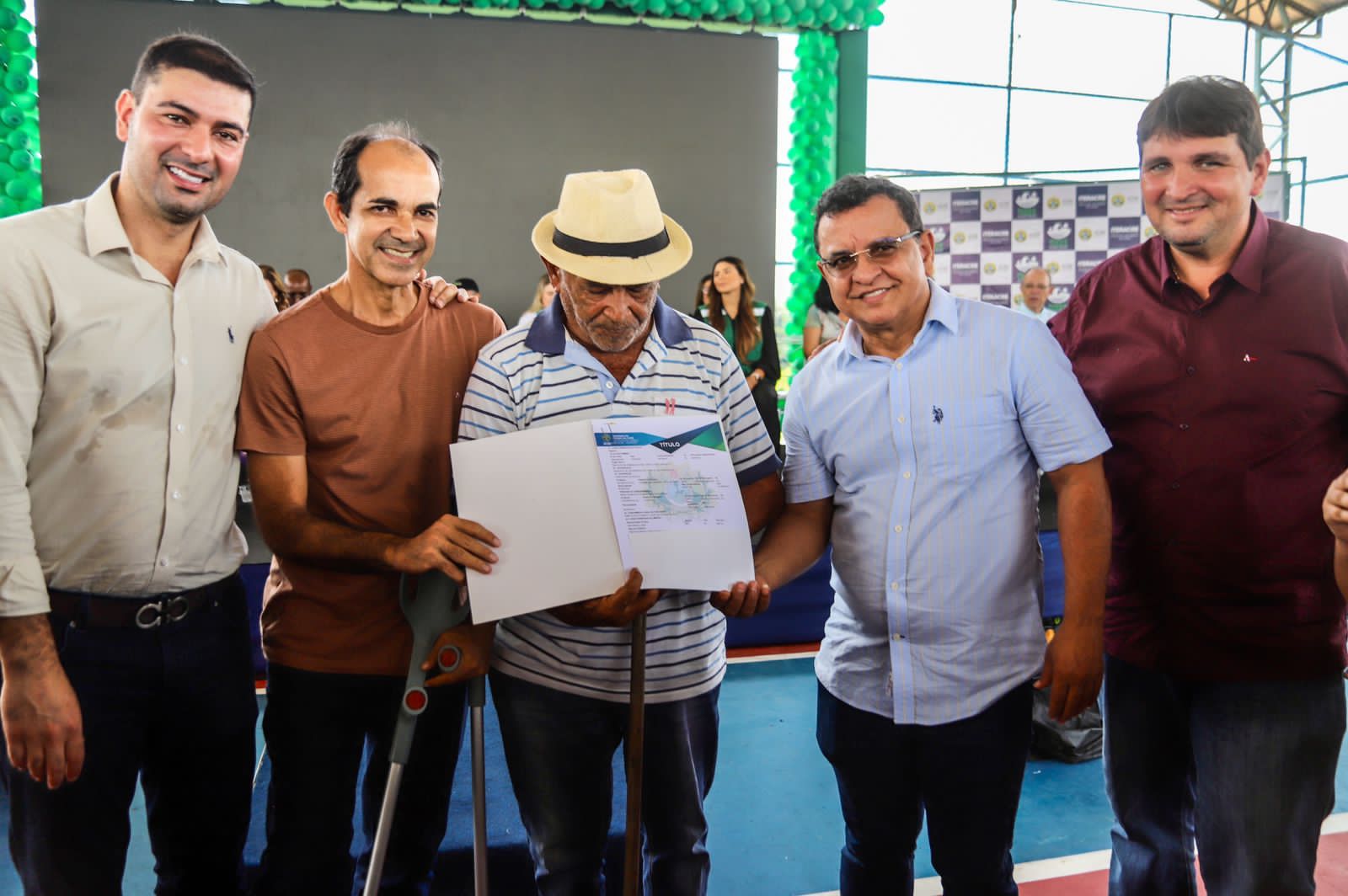 Gonzaga e Nicolau participam da entrega de 800 títulos definitivos em Cruzeiro do Sul