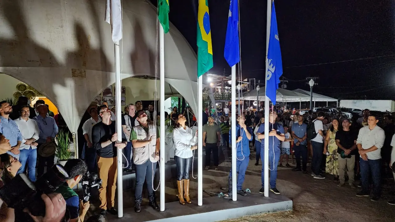 Gladson, Zequinha e Mailza hasteiam bandeiras e dão início a ExpoAcre Juruá 2023