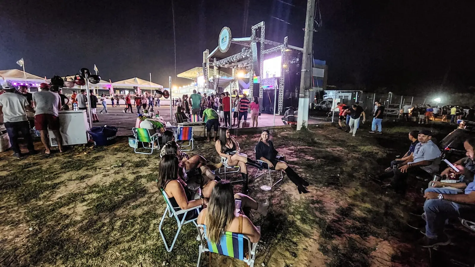 Público coloca cadeiras de praia ao lado do palco para ver show dos Barões da Pisadinha