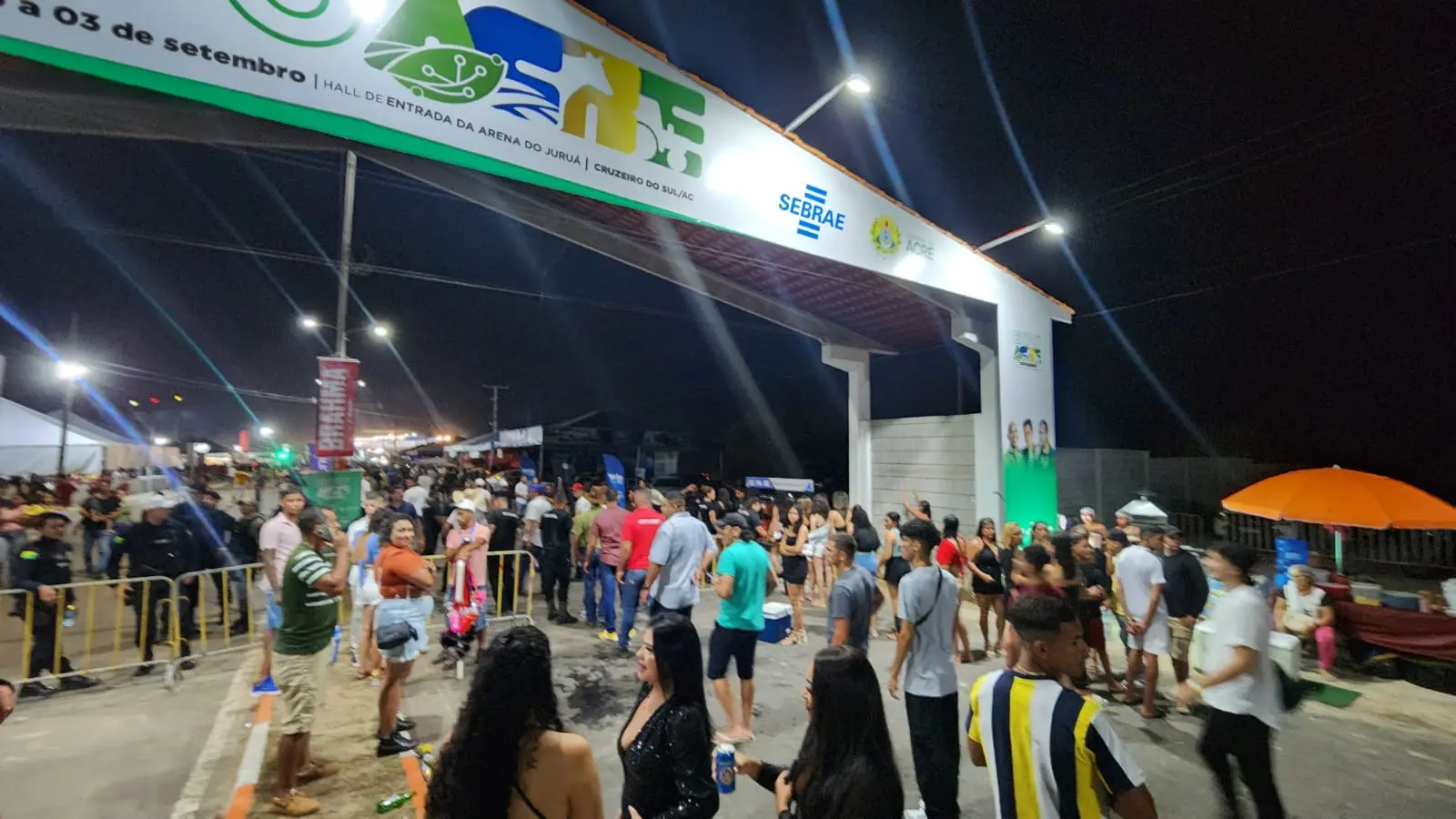Minutos antes do show dos Barões, público forma fila imensa para entrar na ExpoAcre Juruá