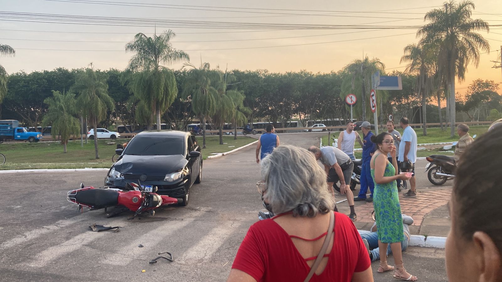 Carro colide contra moto e deixa pelo menos dois feridos em Rio Branco; FOTOS
