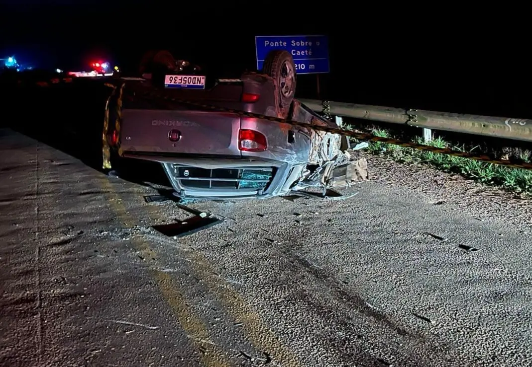 Acidente na BR-364: Carro colide com caminhão e capota nas proximidades da ponte do Caeté